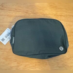 NWT Lululemon 2L belt bag Dark Forest